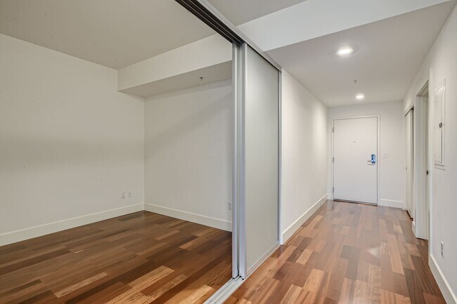 Building Photo - Gorgeous 2 Bed Unit @ The Gallery - Bellto...