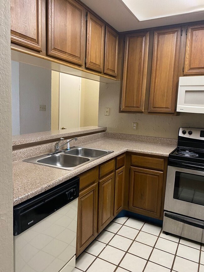 Building Photo - K242 - Croix #219