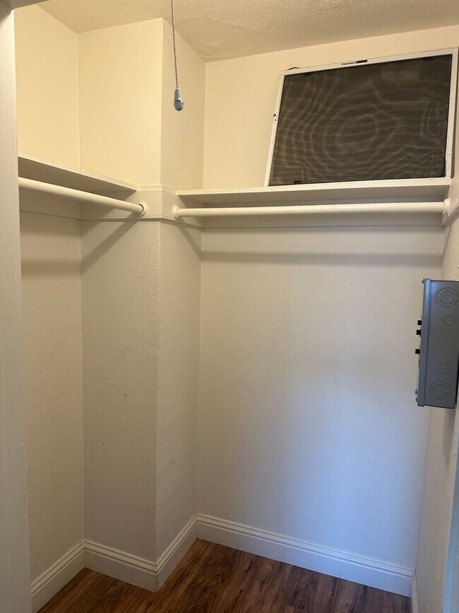 Building Photo - 6614 Bancroft Ave