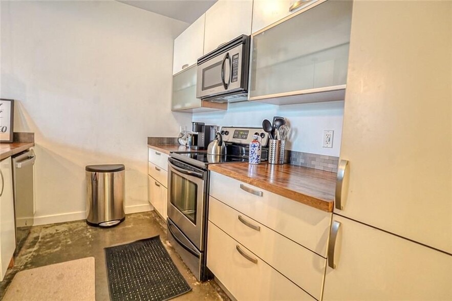 Building Photo - 245 N Highland Ave NE