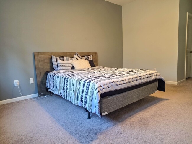 Building Photo - 212 Legends Dr