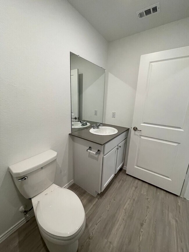 Building Photo - Like-New | 3 bed/2 bath | 1-story | No Carpet | Wonderful Amenities |On Golf Course in Mission De...