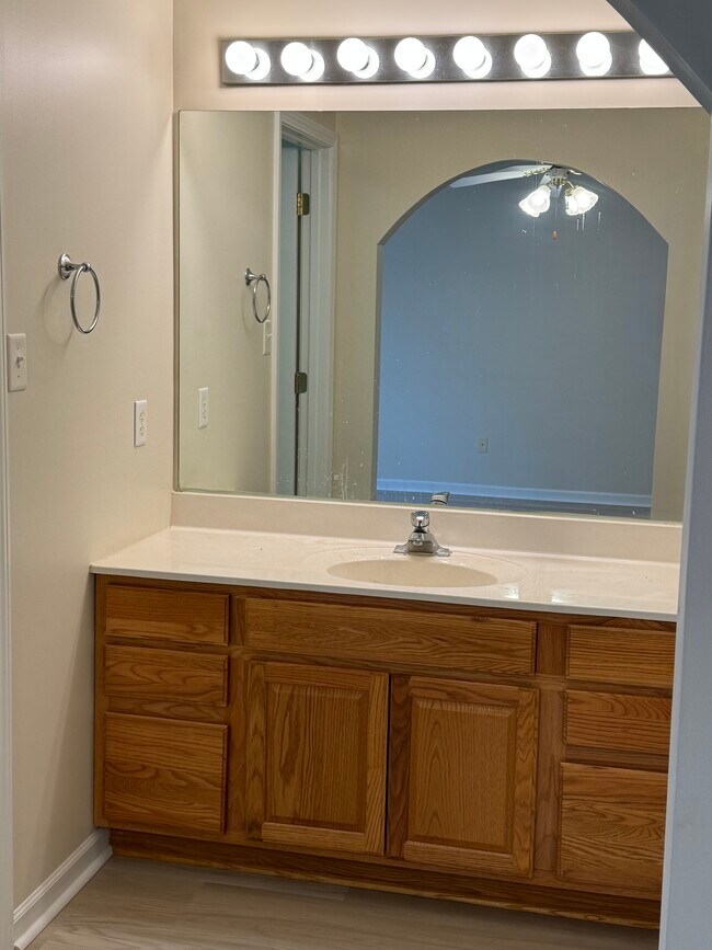 Building Photo - 3553 Oak Villa Way