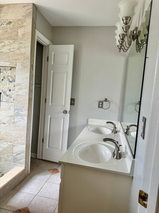 Building Photo - 3004 Southhampton Dr