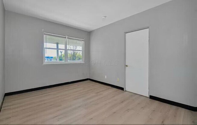 Building Photo - 464 E Norwich Ave