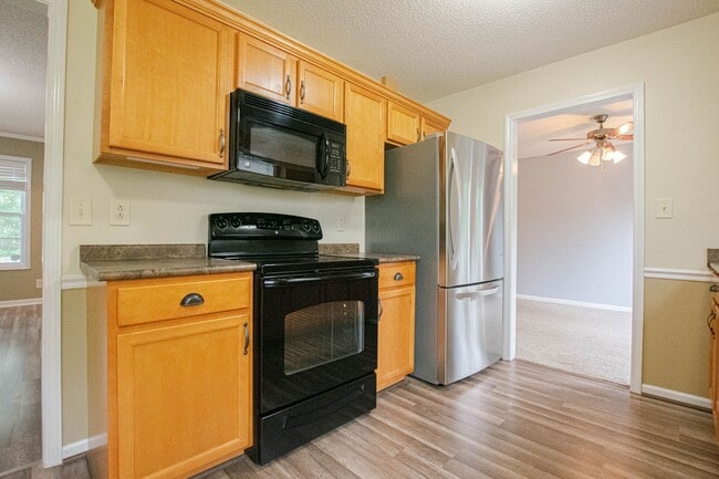 Building Photo - Pet Friendly Three Bedroom!