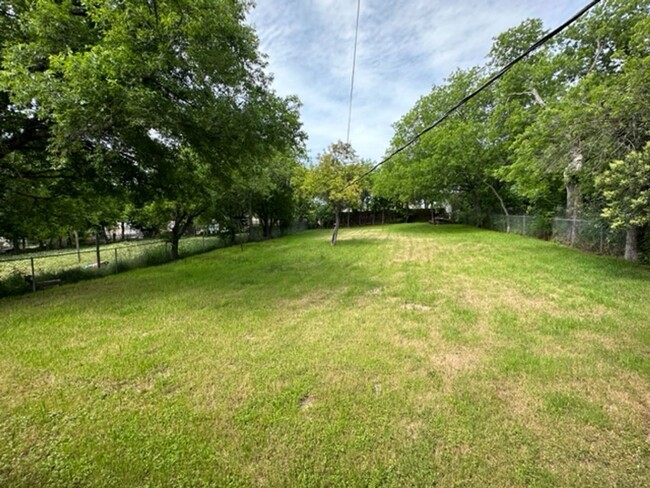 Building Photo - Charming 2 Bedroom. 1 Full Bath Home in We...