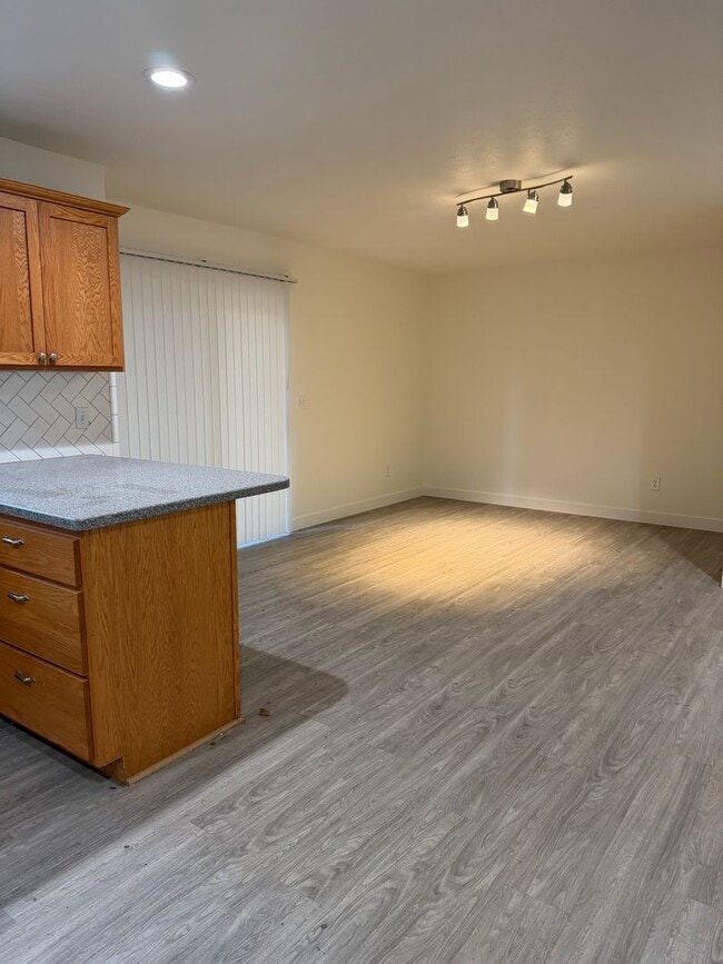 Building Photo - 4 Bedroom Duplex for Rent