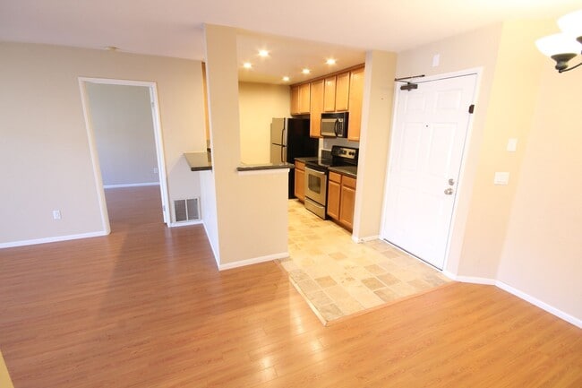 Building Photo - Delightful 2 Bedroom 2 Bath Condo in UTC