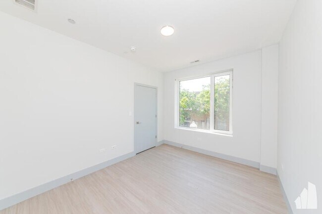 Building Photo - 4 bedroom in Chicago IL 60660