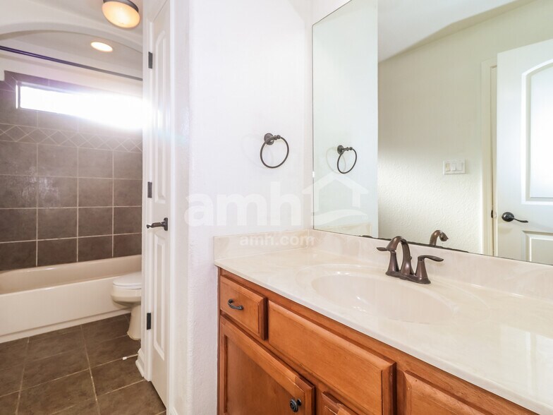 Building Photo - 440 Green Willow Cv