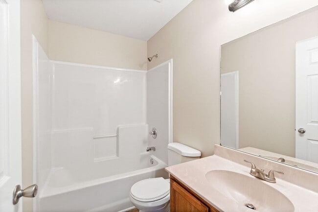 Building Photo - Come take a look at this 5 bedroom beauty!