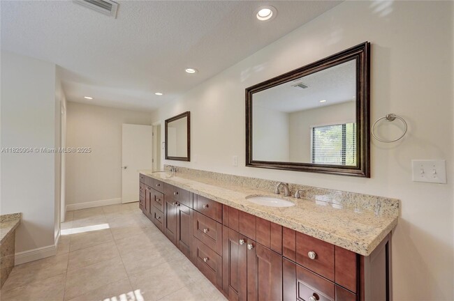 Building Photo - 7120 Hialeah Ln