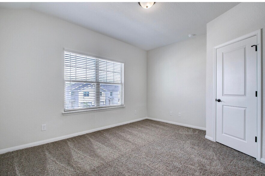 Building Photo - 10340 Lynwood Crk