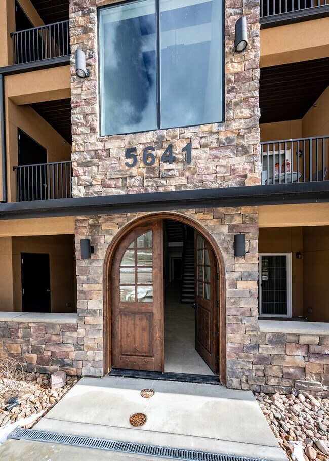 Building Photo - 5641 Silverstone Terrace