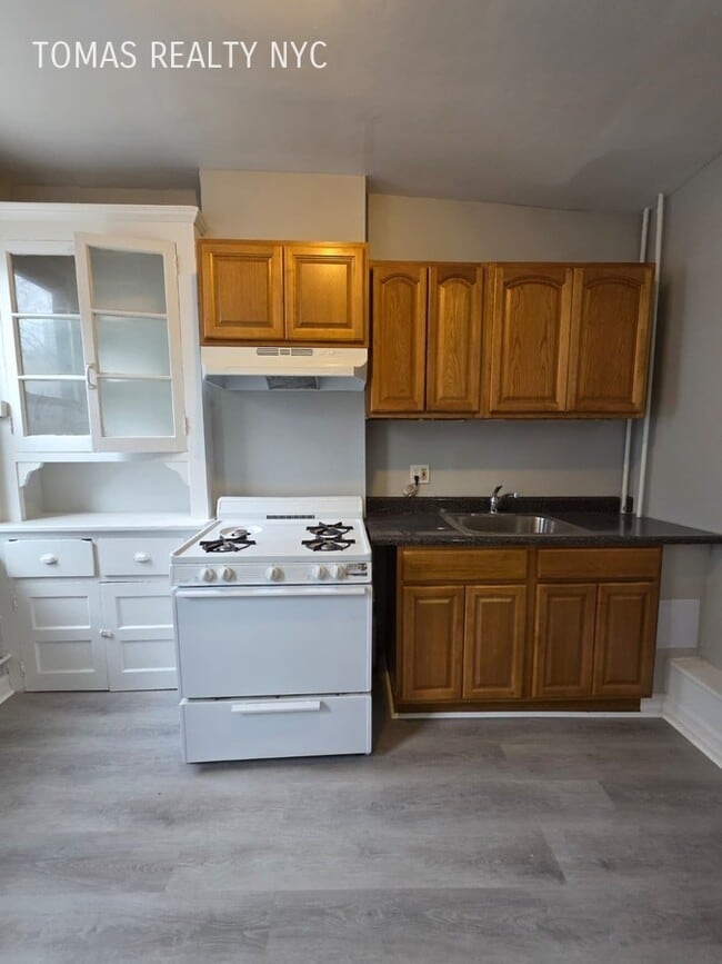 Building Photo - 18 Seymour St