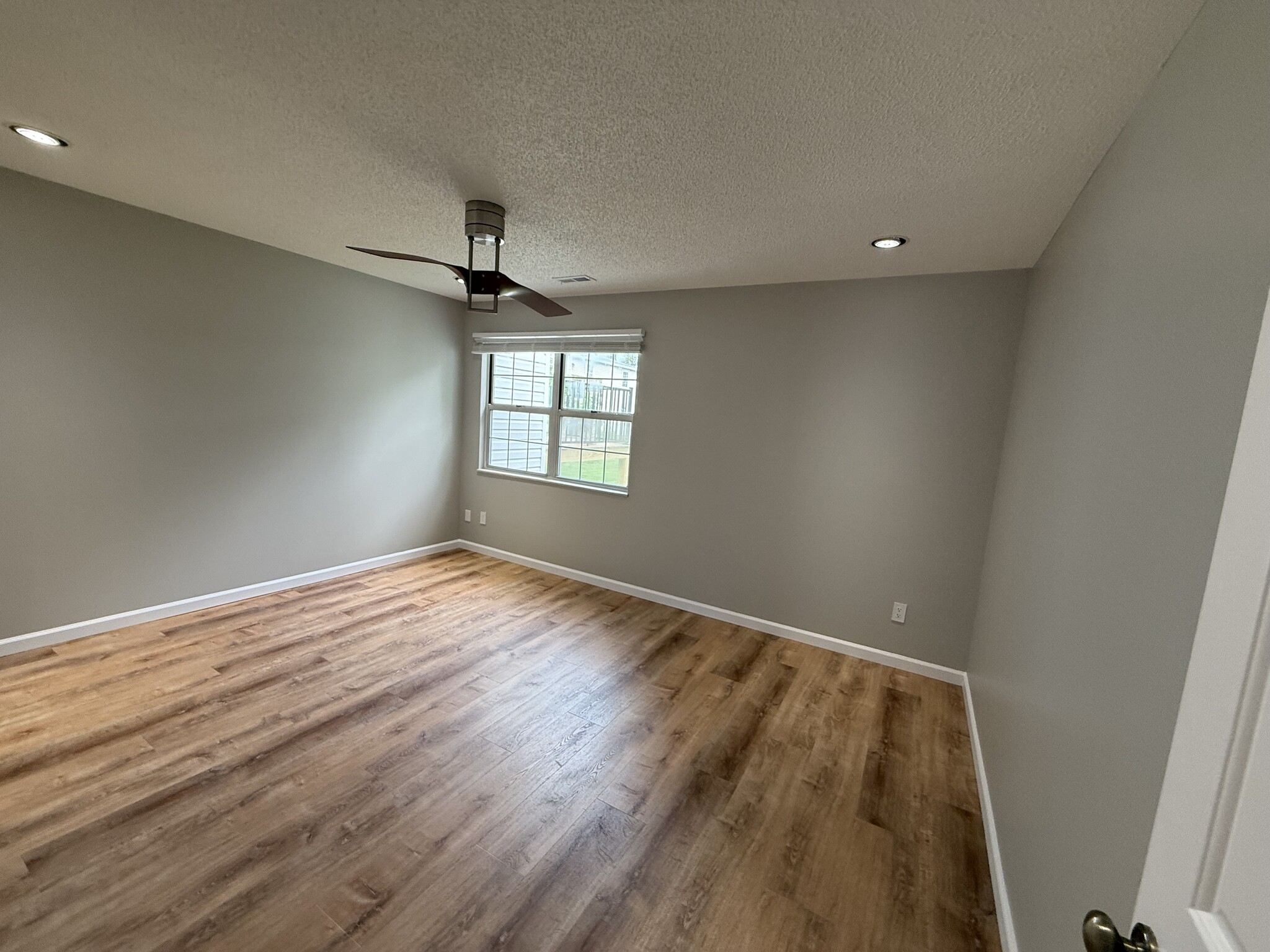Building Photo - 1686 E Swan Cir