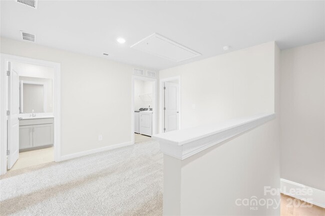 Building Photo - 4135 Smt Wds Dr
