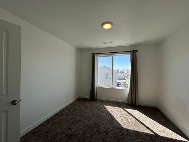 Building Photo - 3 Bedroom 2.5 Bathroom Townhouse in Eagle Mountain!