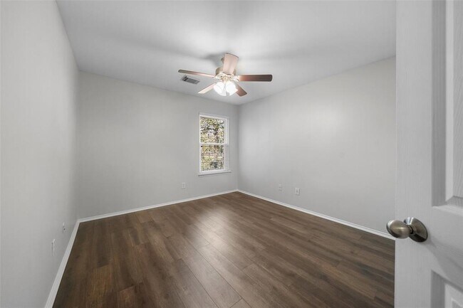 Building Photo - 131 N Villa Oaks Dr