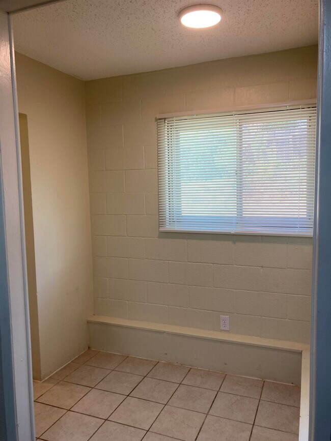 Building Photo - 1635 River Oaks Dr