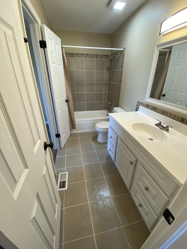 Upper-level bathroom - 3955 Glenhurst St