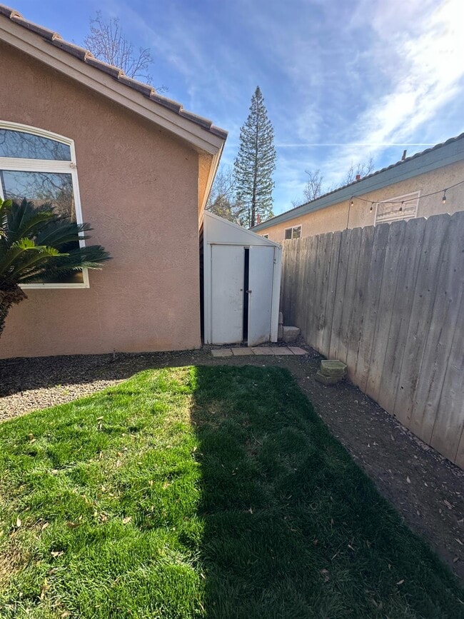 Building Photo - 7351 N Bain Ave