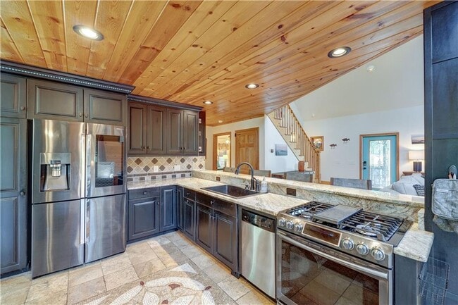 Building Photo - 495 Chicory Dr E