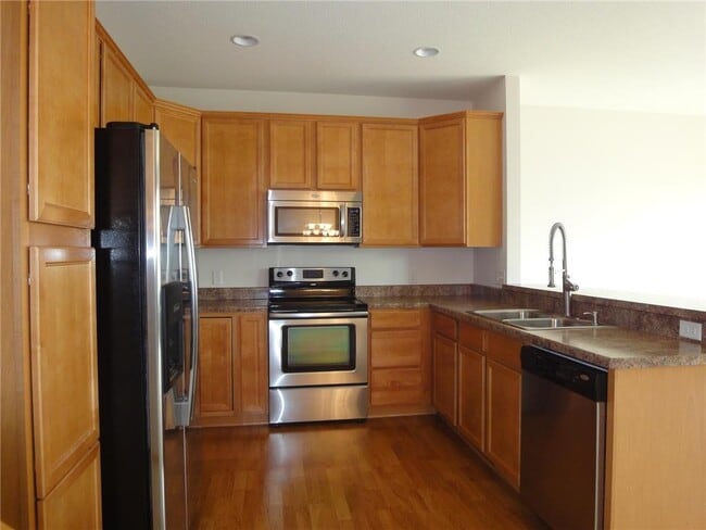 Building Photo - 11846 Emery Village Dr N