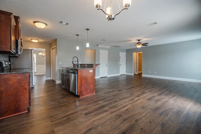 Building Photo - 717 Highgrove Ct
