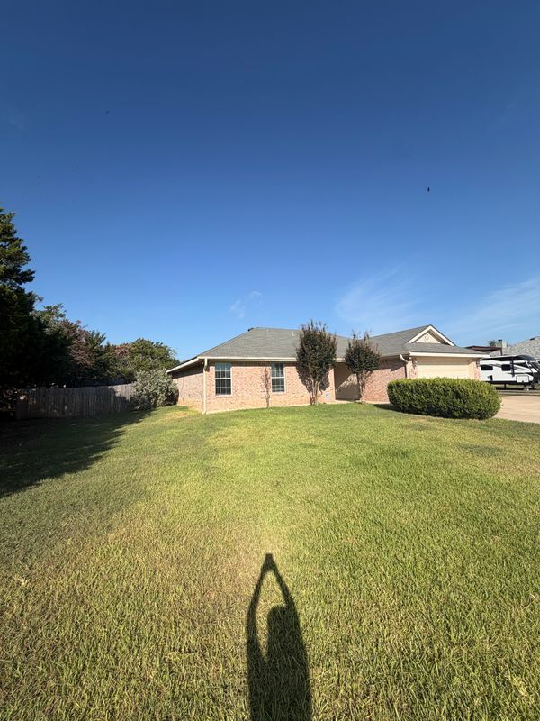 Building Photo - 715 Lakeview Dr