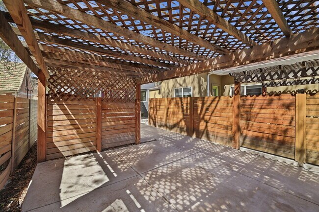 Building Photo - $2,495.95 - 2 Bed, 2 Bath Townhome In Denver with Central AC and In Unit Laundry!