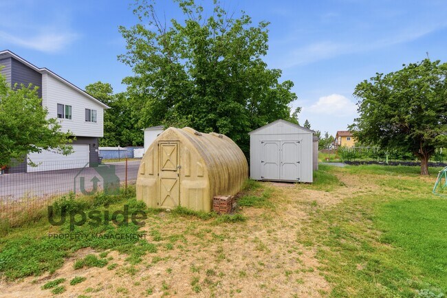 Building Photo - 8719 E Valleyway Ave