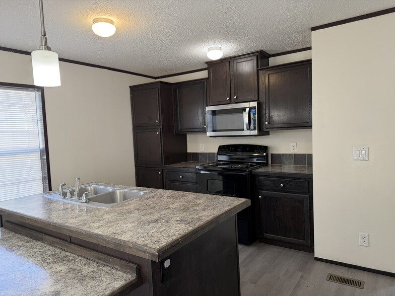 Building Photo - 2331 Wellington Green Dr