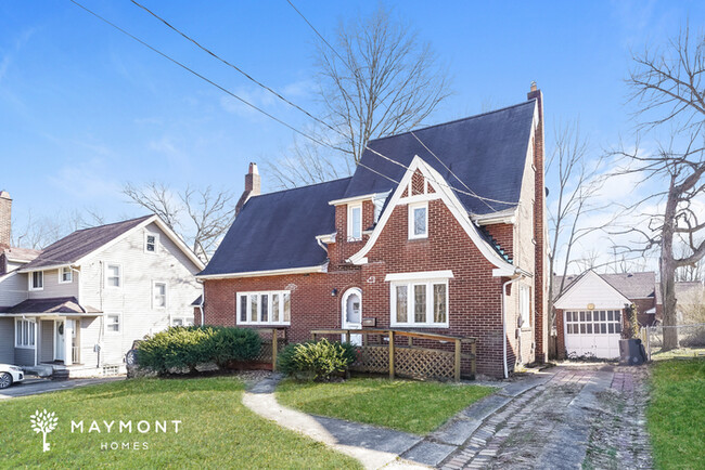 Building Photo - Brick Home