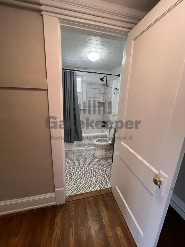 Building Photo - 1802 Temple Ave