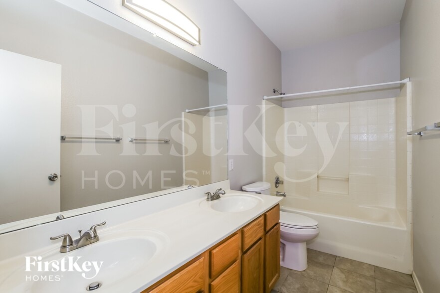 Building Photo - 1809 E Oakland St