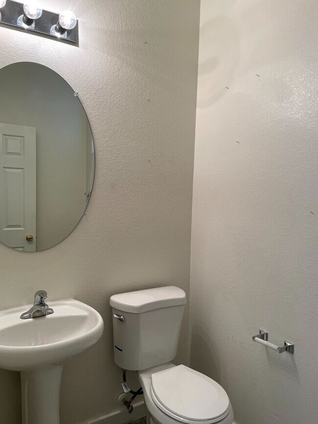 Building Photo - DARLING 3 BEDROOM, 2.5 BATH LOCATED IN GAT...