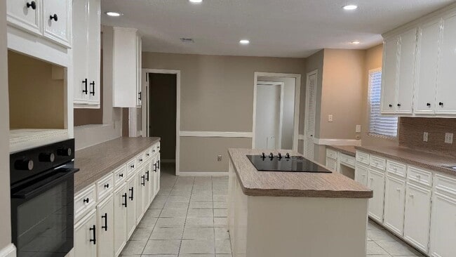 Building Photo - 2218 Woodland Park Dr