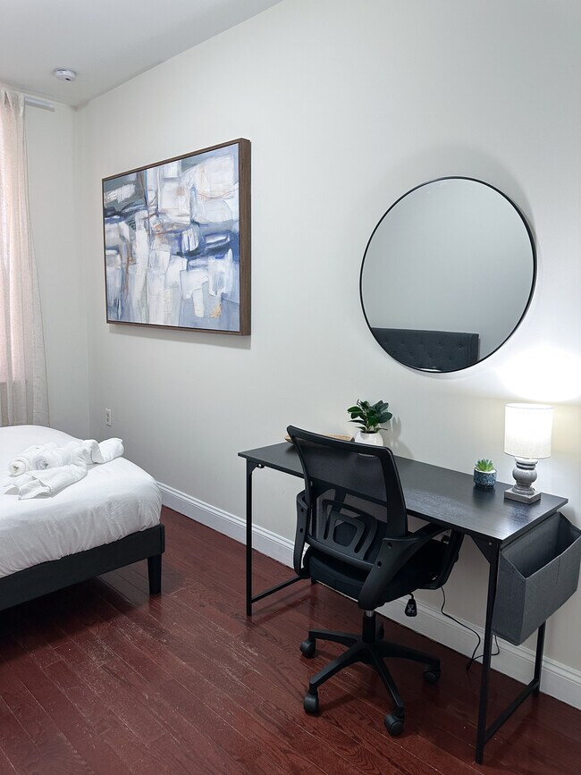 Building Photo - 207 N 11th St