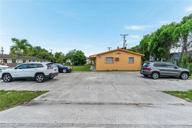 Building Photo - 5926 SW 27th St