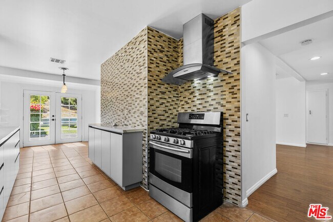Building Photo - 4949 San Feliciano Dr