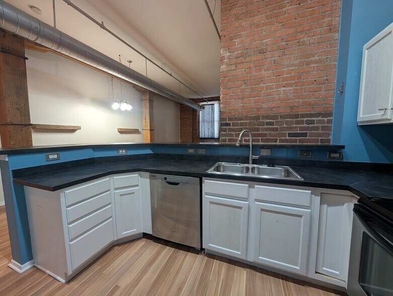 Kitchen - Counter - 200 Main St
