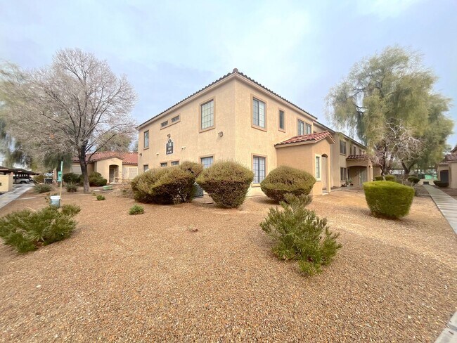 Building Photo - 2bed/2bath first floor unit in gated community