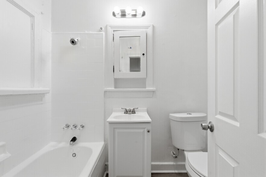 Building Photo - 707 W 48th St