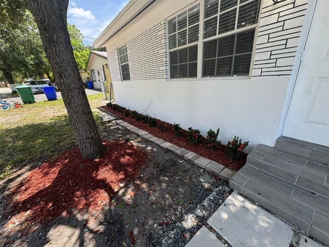 Building Photo - 1657 SW 44th Ave