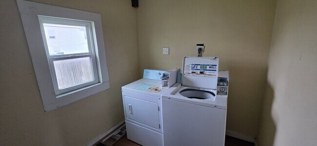 Building Photo - 1408 The Strand