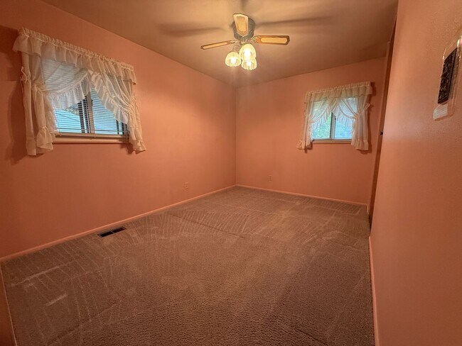 Building Photo - 5008 Valley Ln