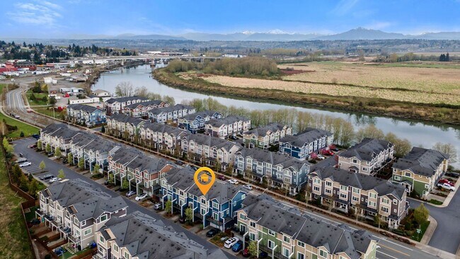 Building Photo - Spaciously Modern Tri Level Townhome for Rent in North Everett