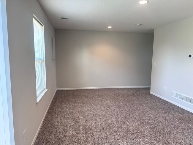 Building Photo - 3 Bed | 2.5 Bath | 2 Car Garage Townhome in Grain Valley w/ Special